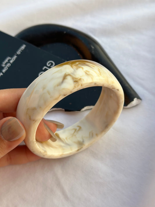 White Bej circle Acrylic Bangle